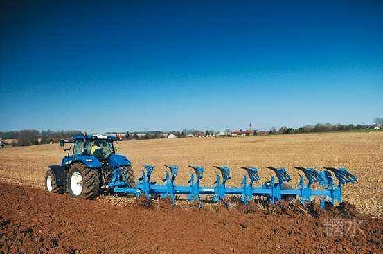 金黄驰骋在地平线上 新的航程 远大的目标 现代化的农业靓丽在今朝把